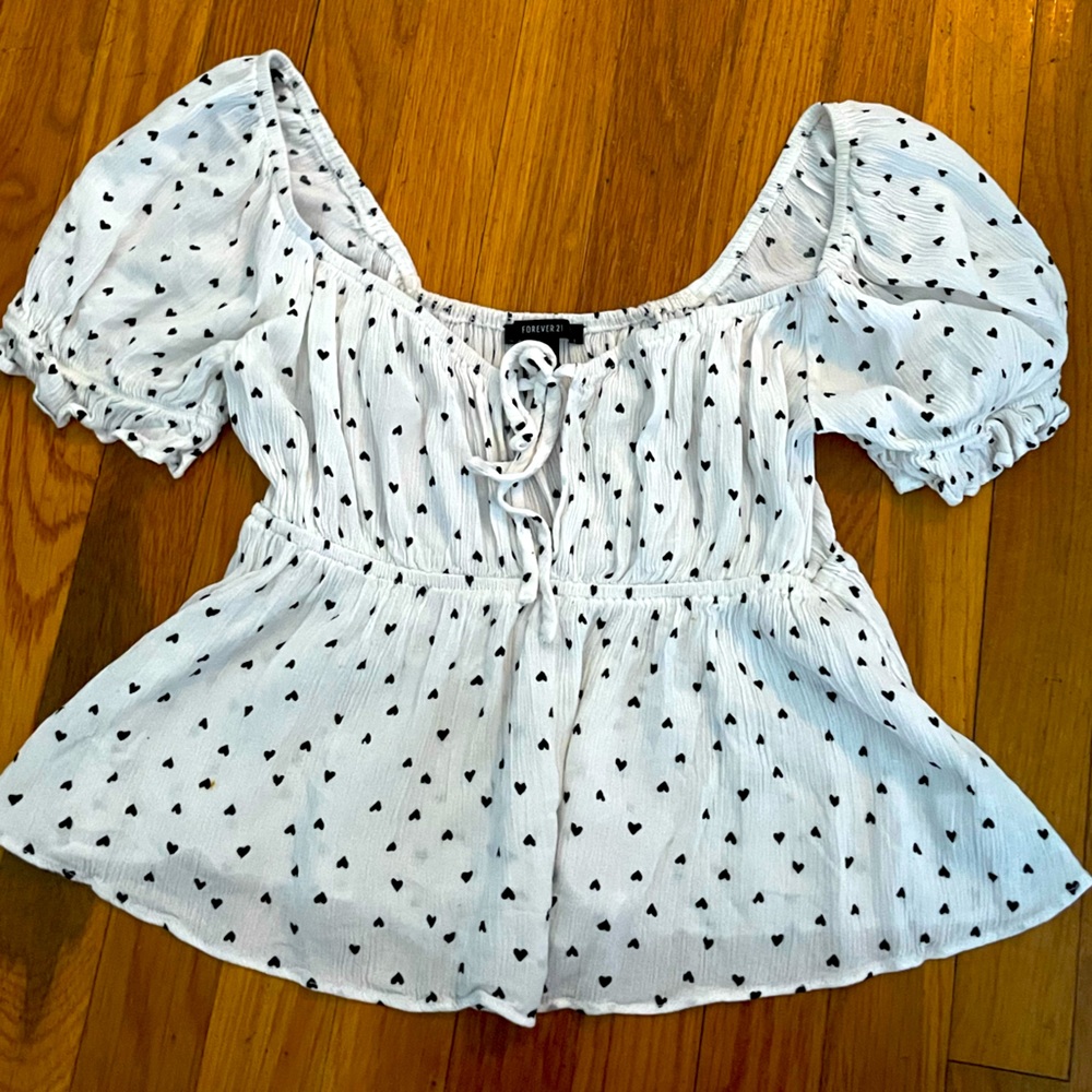 🖤🖤🖤🖤White top with little black hearts 🖤🖤🖤🖤🖤